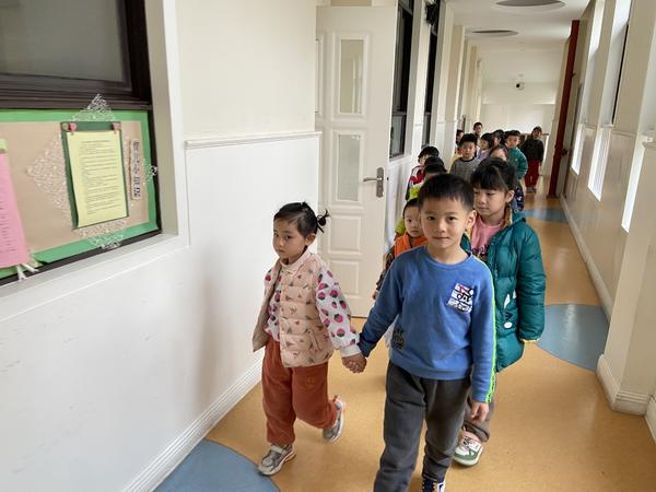 大手牵小手，成长乐悠悠——新建幼儿园大一班“以大带小”主题活动
