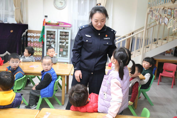 文明交通 伴你“童”行——新建幼儿园开展社区民警进课堂活动