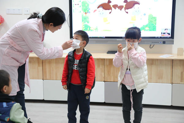 新建幼儿园开展保健医进课堂活动