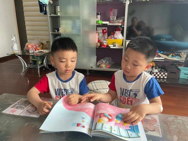 【快乐读书月 书香飘满屋】系列活动之——小五班阅读分享