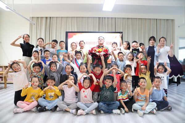童心向党，传承红色基因-------金水区新建幼儿园组织开展伤残军人和娃娃们的“见面会”活动