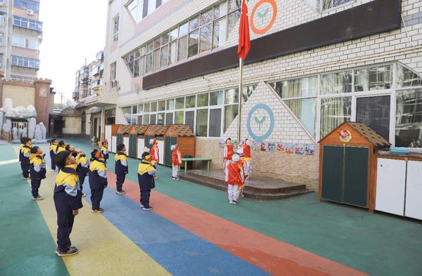 国旗下成长 阳光中起航--金水区新建幼儿园周一升旗仪式