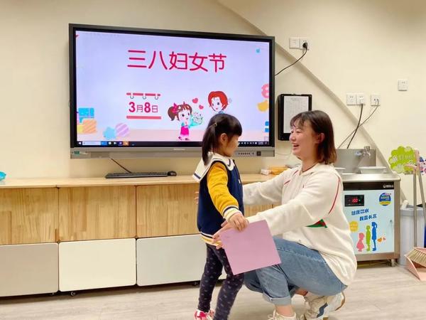 小手献礼 感恩有你——金水区新建幼儿园小一班“三八国际妇女节”主题活动