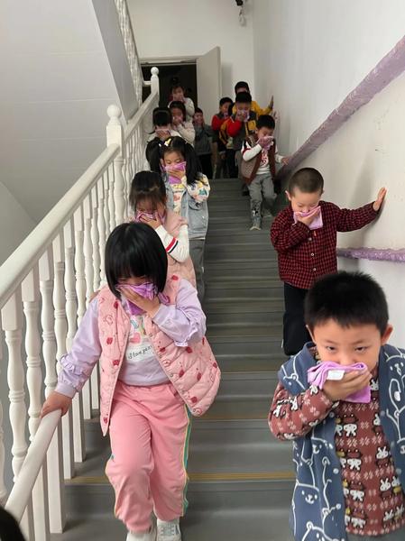消防零距离 安全伴童行--郑州市金水区新建幼儿园开展2023学年春季消防演练