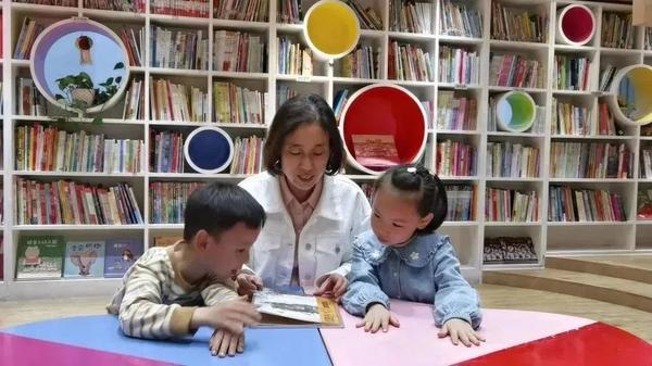 书香润童心 “悦”读伴成长--金水区新建幼儿园读书月系列活动之亲子阅读（一）