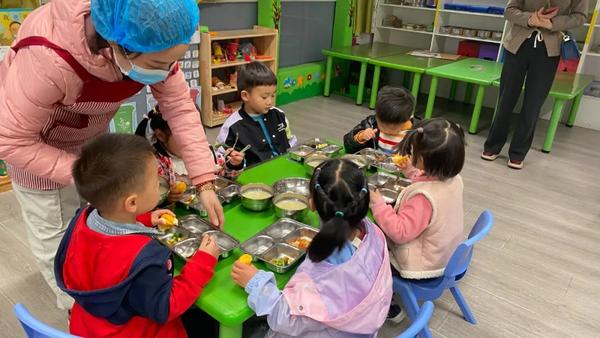 美好“食”光 陪伴成长——郑州市金水区新建幼儿园开展晚餐开放活动