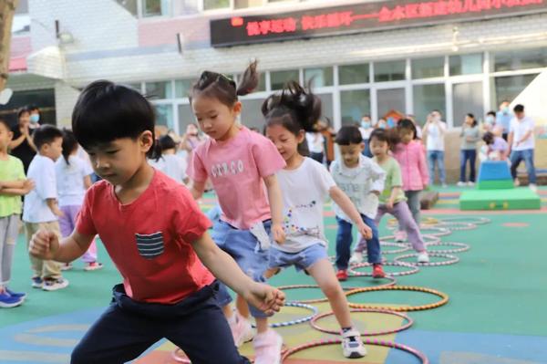 悦享运动 快乐循环——金水区新建幼儿园开展晨间户外大循环（小班组）家长开放活动