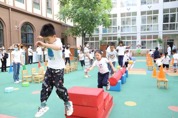 悦享运动 快乐循环——金水区新建幼儿园开展晨间户外大循环（大班组）家长开放活动