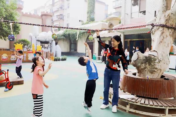 悦享运动 快乐循环——金水区新建幼儿园开展晨间户外大循环（中班组）家长开放活动