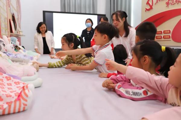 金水区新建幼儿园开展保育员技能比武大赛——手工制作布娃娃