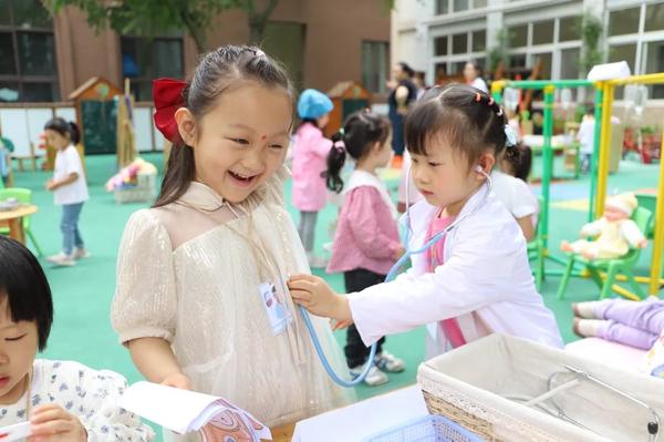 “畅玩娃娃家角色游戏，筑梦儿童精彩的未来”——金水区新建幼儿园开展庆“六一”主题活动（小班新建娃娃快乐之家）