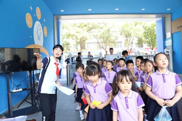 小学零距离 成长初体验——金水区新建幼儿园学前教育宣传月活动之参观小学