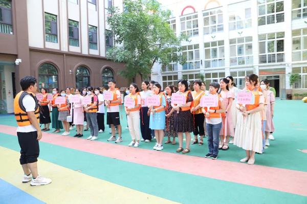 防汛不松懈 安全伴“童”行--金水区新建幼儿园开展2023年防汛抗洪抢险应急演练