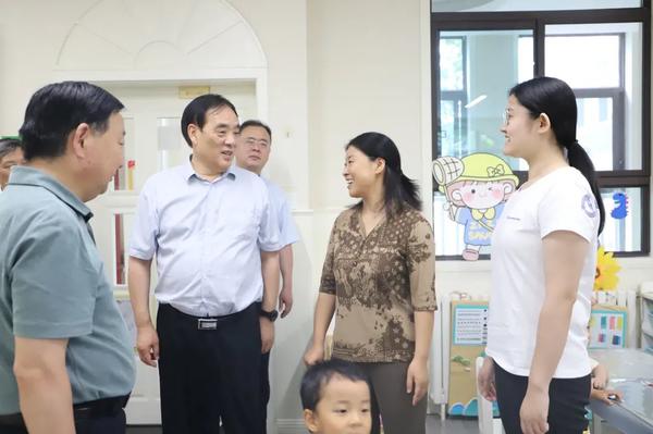 情系教师节 关怀润人心--市政协领导到金水区新建幼儿园进行教师节慰问活动