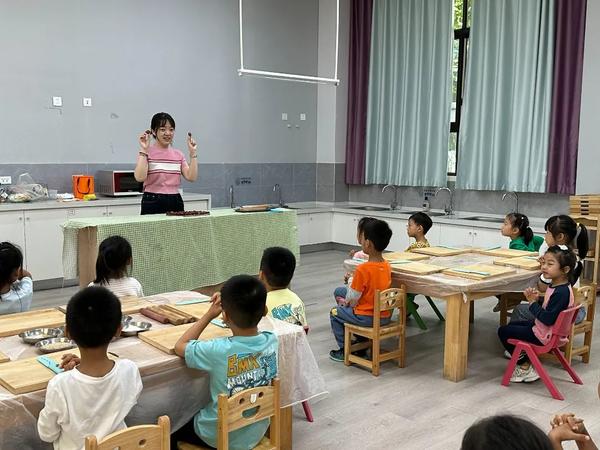 食之有味 育之有慧--金水区新建幼儿园大四班开展食育活动之制作核桃芝麻薄脆