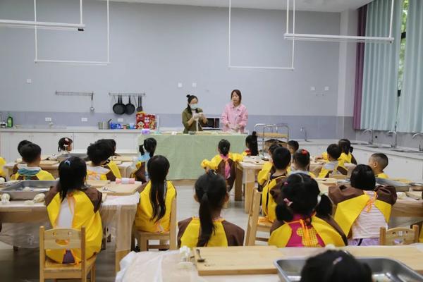 浓浓中秋情 圆圆月饼香--金水区新建幼儿园中三班家长进课堂食育活动之制作冰皮月饼
