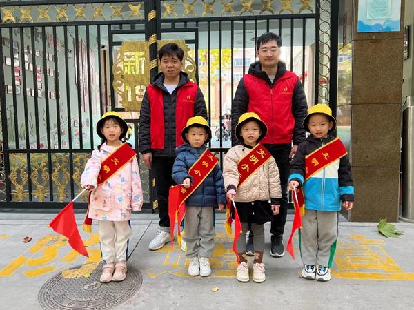 小小雷锋志愿岗 萌娃在行动--金水区新建幼儿园开展“小小雷锋志愿岗”活动