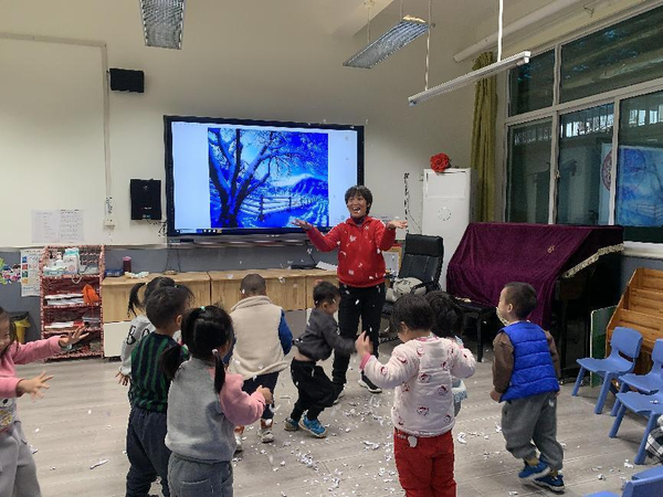 小雪到 冬始俏——郑州市金水区新建幼儿园苗苗班开展“小雪”节气活动