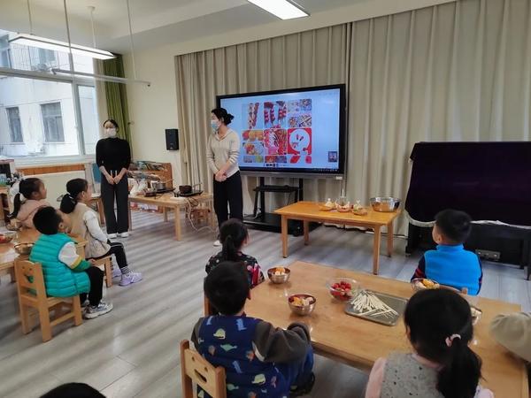 冰糖葫芦甜又甜——金水区新建幼儿园大四班开展“家长进课堂”活动