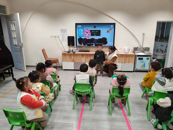 文明交通 牵手 “童”行--金水区新建幼儿园开展“全国交通安全日”主题教育活动