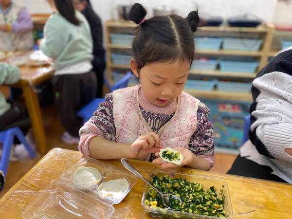冬至大如年 人间小团圆--金水区新建幼儿园开展“冬至”主题活动-包饺子