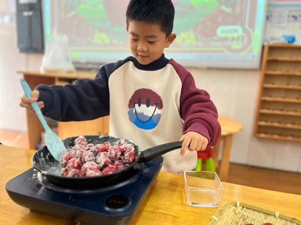 “滚雪球”--金水区新建幼儿园中二班开展食育课程“糖炒山楂”