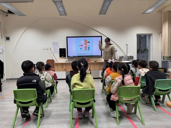 筑牢安全防线 共享平安校园——新建幼小班联合开展防诱拐安全教育活动