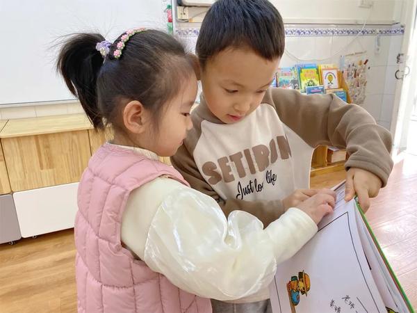大手牵小手 友爱共成长——金水区新建幼儿园中一班大一班联合开展“大带小”主题活动