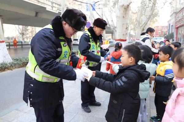 童心向警，感恩守护——郑州市金水区新建幼儿园开展警察节主题活动