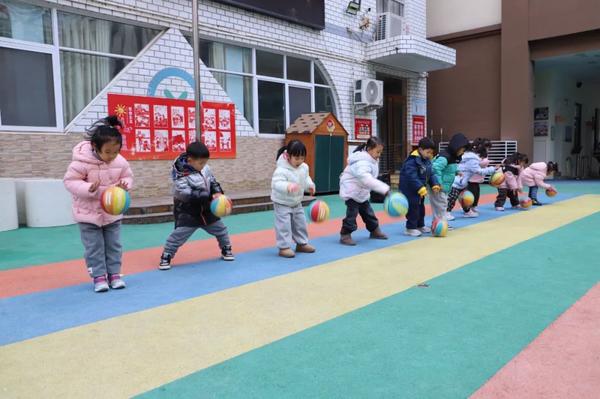 不惧寒冷，茁壮成长——新建幼中大班冬季趣味比赛
