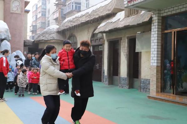 亲子陪伴，爱在新建——金水区新建幼儿园开展晨间亲子游戏