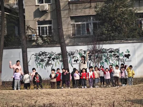 “幼”见春天 童“趣”春游--金水区新建幼儿园开展踏春活动