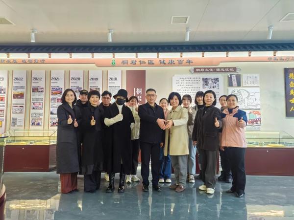 金水区新建幼儿园赴桐君仁医中医馆和数字医疗中央药房学习中医药文化