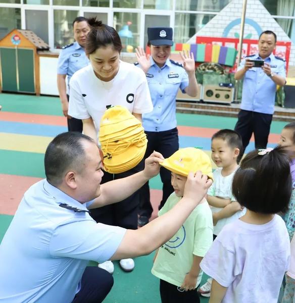 关爱汇暖流 情暖润童心——感谢社会各界来新建幼进行六一慰问