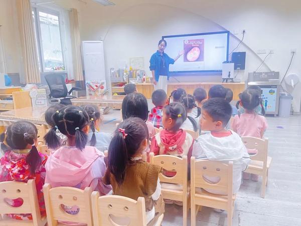 今天我来当“妈妈”——金水区新建幼儿园小三班开展“母亲节”主题活动