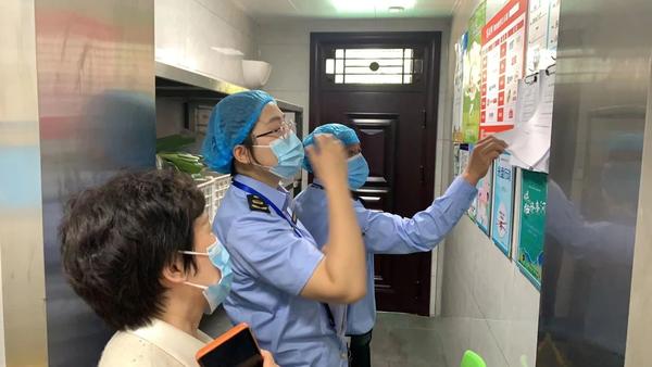 新建幼儿园迎接金水区市场监督管理局“四不两直”餐饮安全检查