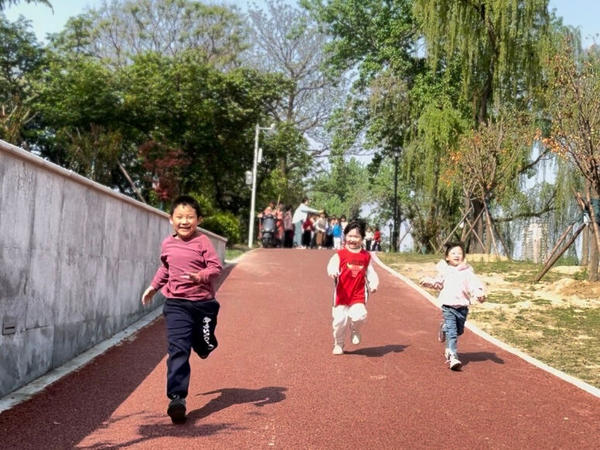快乐联“萌” 大小“童”行——记新建幼儿园小三班、中三班、大三班金水河畔之旅