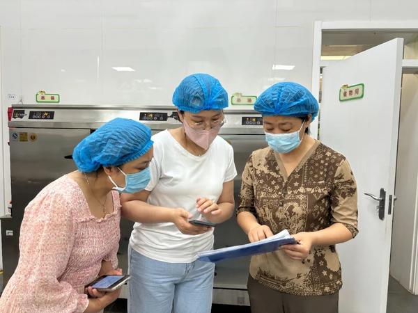 家园携手 打造放心小厨房--金水区新建幼儿园开展“家委会进厨房”活动