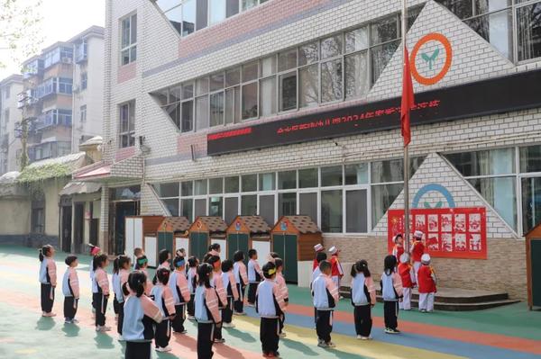 小小爱国者，少年中国说——金水区新建幼儿园清明主题升旗仪式