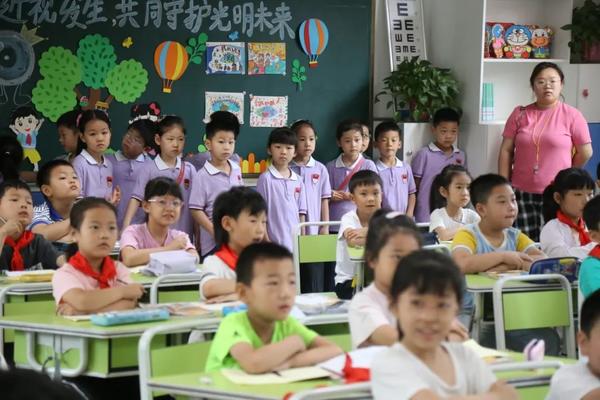 参观小学初体验 幼小衔接促成长——金水区新建幼儿园学前教育宣传月活动之参观小学