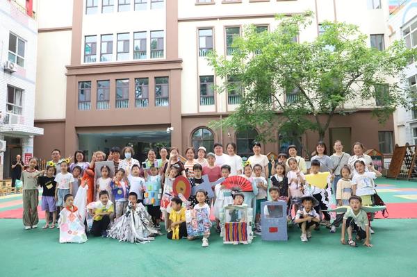 变废为宝 我型我秀--金水区新建幼儿园大一班举办环保时装秀