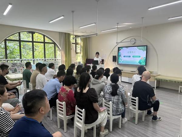金水区新建幼儿园召开新学期中大班家长会