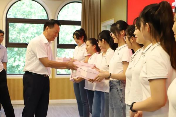 殷殷嘱托催奋进 声声祝福暖人心——郑州市政协领导来到金水区新建幼儿园开展教师节慰问活动