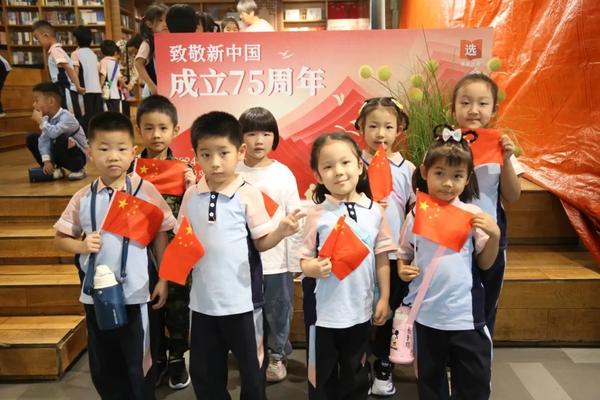追寻红色足迹 共庆祖国华诞——金水区新建幼儿园大四班开展迎国庆社会实践活动