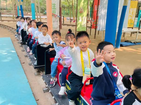 璀璨国庆 童心飞扬--金水区新建幼儿园国庆系列活动之外出实践运动会