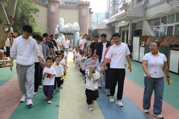 运动点燃激情 活力洋溢校园——金水区新建幼儿园开展小班秋季亲子运动会