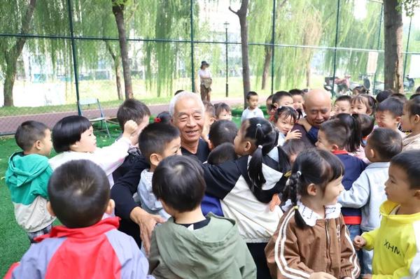 重阳温情 爱满夕阳——金水区新建幼儿园小班举办一场别开生面的重阳节庆祝活动