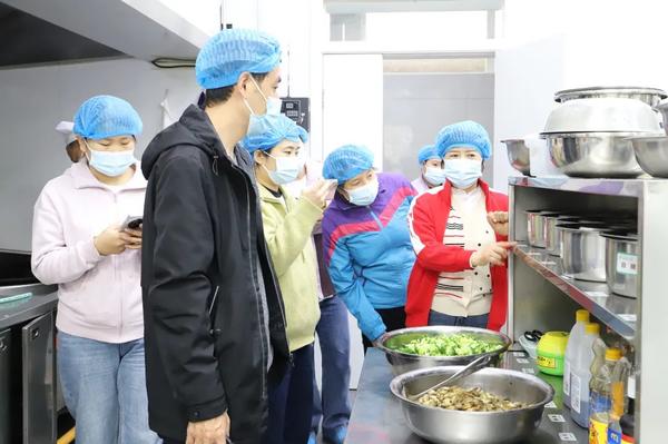 家园携手 共话美食--金水区新建幼儿园开展家长集体陪餐活动