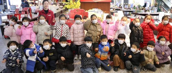 书香研学之旅 探寻红色文化——金水区新建幼儿园大一班参观中原图书大厦