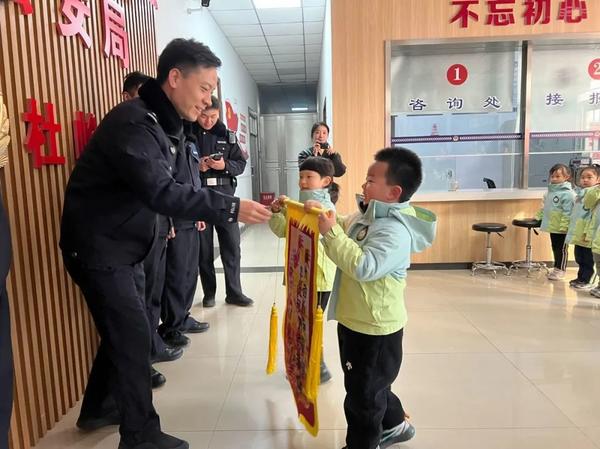 童心向警，感恩守护——郑州市金水区新建幼儿园开展慰问杜岭街派出所民警活动